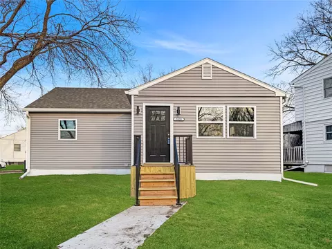 5820 Francis Ave, Des Moines, IA 50322