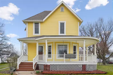 260 NE Maple Ave, Earlham, IA 50072