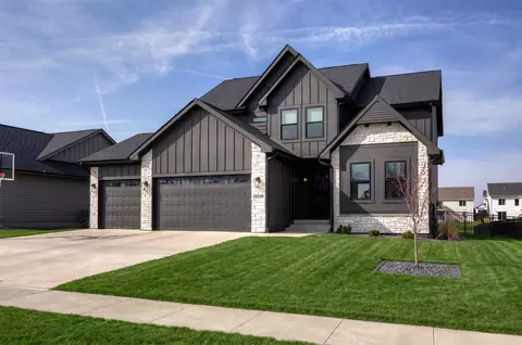 18328 Tanglewood Dr, Clive, IA 50325