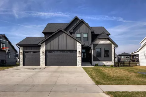 18328 Tanglewood Dr, Clive, IA 50325