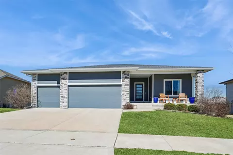 7728 NW 95th Ct, Johnston, IA 50131