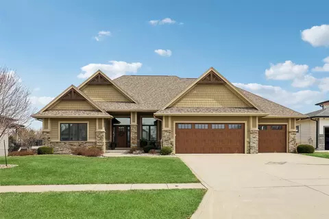 7821 NW 104th Ct, Johnston, IA 50131
