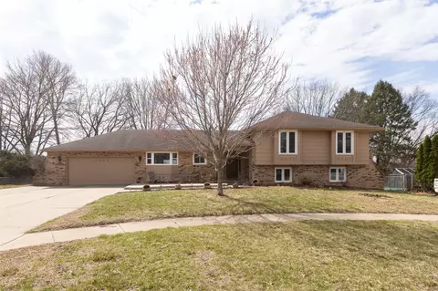 7508 Benton Dr, Urbandale, IA 50322