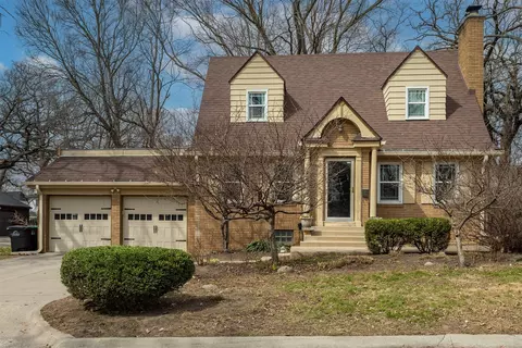 5905 Walnut Hill Dr, Des Moines, IA 50312