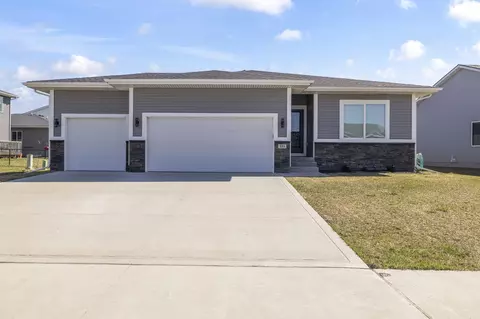 111 Landon Dr NW, Bondurant, IA 50035