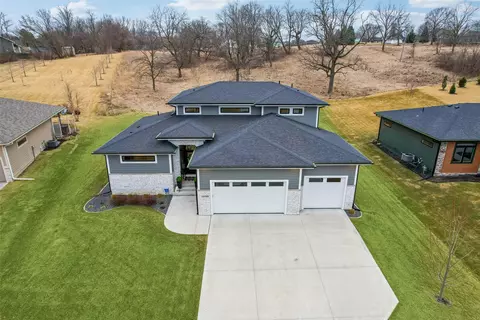 10208 Hidden Valley Dr, Johnston, IA 50131