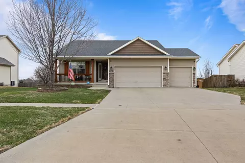 5918 NW 106th St, Johnston, IA 50131