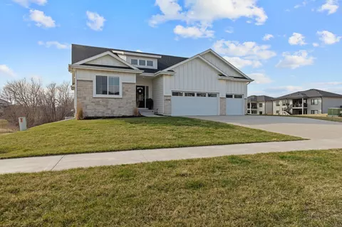 5606 147th St, Urbandale, IA 50323