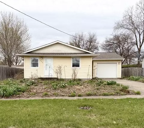 908 Gordon Dr, Knoxville, IA 50138