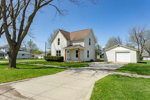 155 NW 2nd St, Earlham, IA 50072