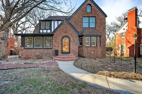 6012 N Waterbury Rd, Des Moines, IA 50312