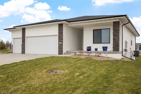 695 Dolce Ct, West Des Moines, IA 50266