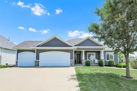 1007 Lakeview Dr, Pella, IA 50219