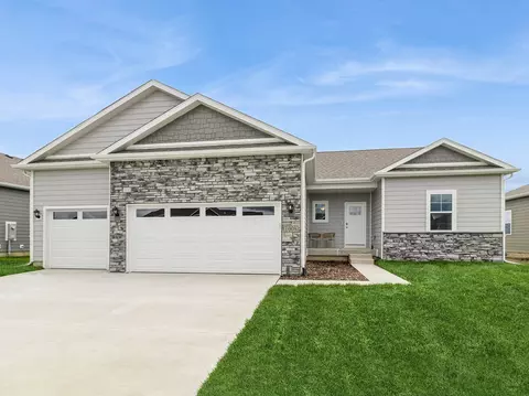 3048 Sweetwater Dr, Des Moines, IA 50320