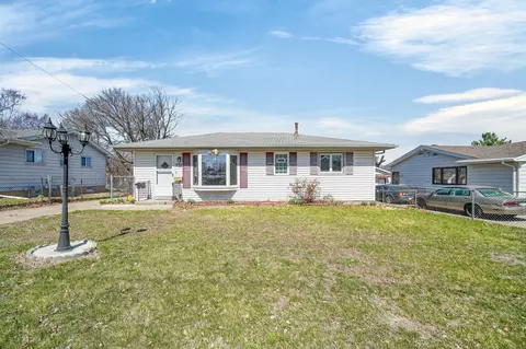 2704 Wedgewood Rd, Des Moines, IA 50317