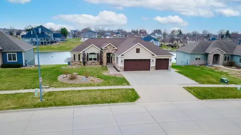 1009 Fountain View Dr, Pella, IA 50219