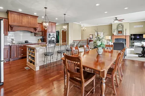 1009 Fountain View Dr, Pella, IA 50219