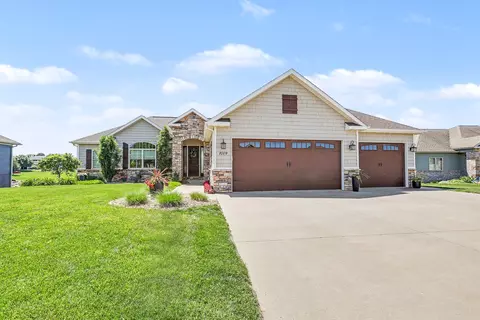 1009 Fountain View Dr, Pella, IA 50219