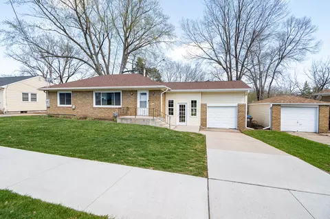 1417 62nd St, Des Moines, IA 50311