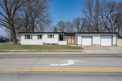 1405 W Pleasant St, Knoxville, IA 50138