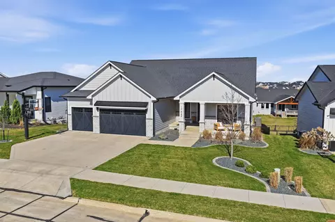 17449 Aurora Dr, Clive, IA 50325