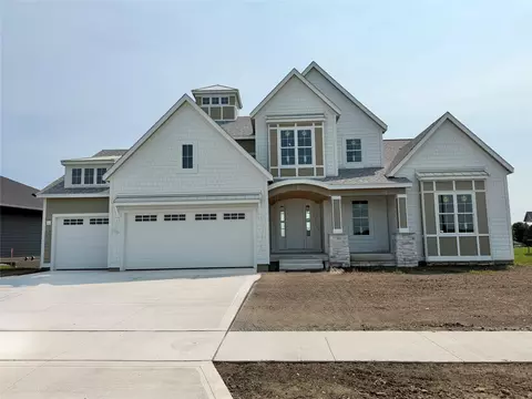 17412 Oakwood Dr, Urbandale, IA 50323