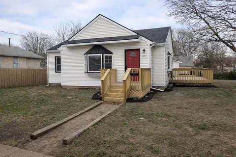 2432 Maple St, Des Moines, IA 50317