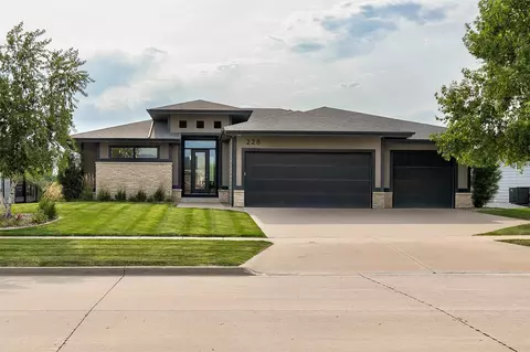228 Overlook Ave, West Des Moines, IA 50266