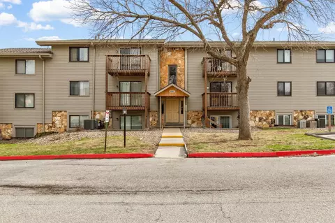 9507 University Ave #17, Clive, IA 50325