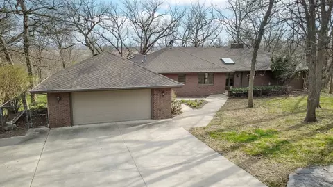 2062 Hickory Trl, Pella, IA 50219