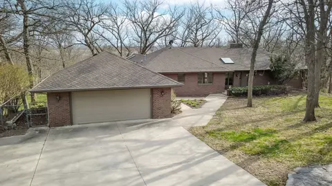 2062 Hickory Trl, Pella, IA 50219