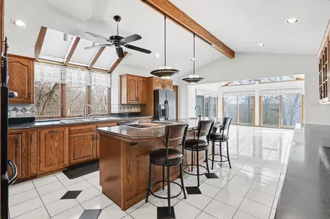 2062 Hickory Trl, Pella, IA 50219