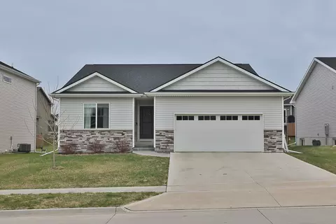 2941 Primrose Ln, Pella, IA 50219