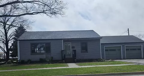 1202 W Desmont Dr, Knoxville, IA 50138