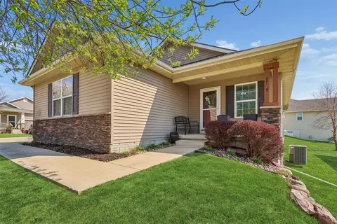 4529 145th St, Urbandale, IA 50323