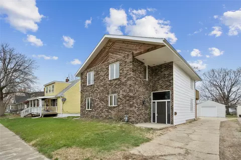 217 9th St, West Des Moines, IA 50265