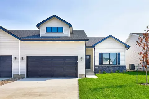16712 Walnut Meadows Cir, Urbandale, IA 50323