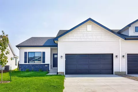 16708 Walnut Meadows Cir, Urbandale, IA 50323