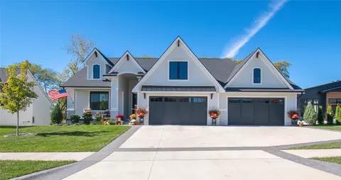 4010 NW 181st St, Clive, IA 50325