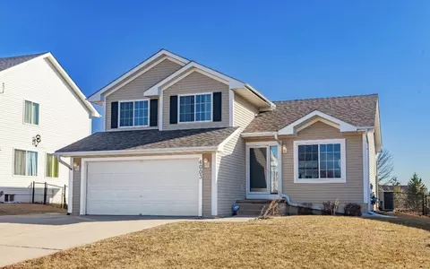 4003 122nd St, Urbandale, IA 50323
