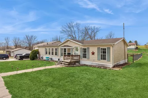 208 S East Ave, Lacona, IA 50139