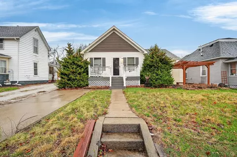 421 9th St, West Des Moines, IA 50265