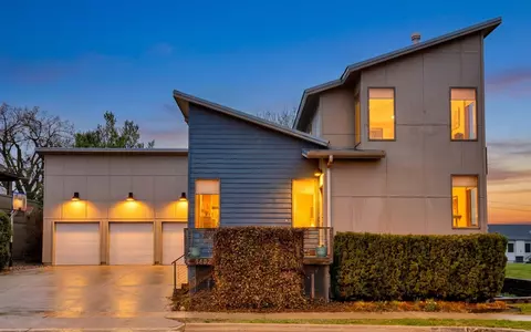 5682 Long Meadow Ct, Johnston, IA 50131