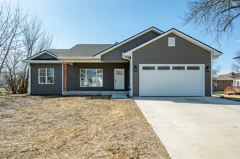 615 S 4th Ave E, Newton, IA 50208
