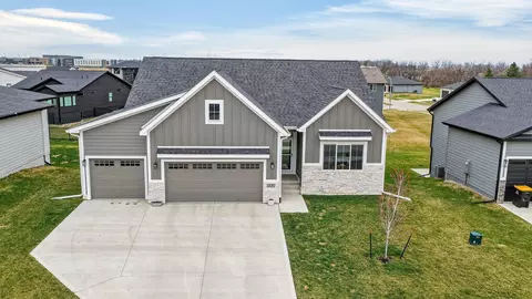 870 NW Sandy Hollow Cir, Waukee, IA 50263