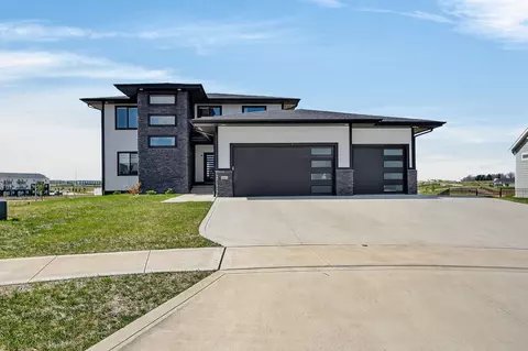 860 NW Frescott Cir, Waukee, IA 50263