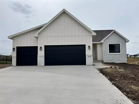 4918 162nd St, Urbandale, IA 50323