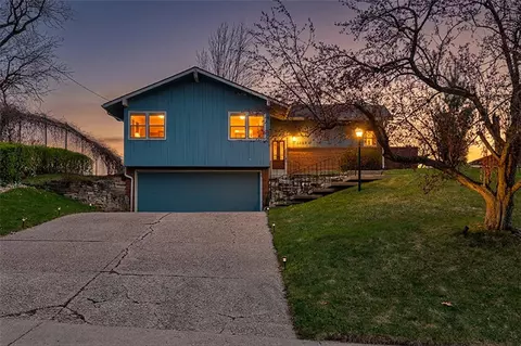 2563 Hull Ave, Des Moines, IA 50317