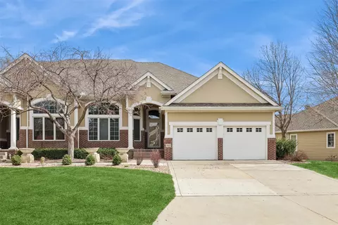 882 Burr Oaks Dr, West Des Moines, IA 50266
