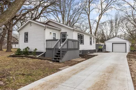 1521 E Glenwood Dr, Des Moines, IA 50320